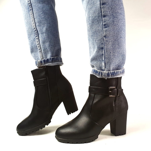 B137 Botki na Słupku Czarne Debora (2).jpg