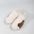 K190 Białe Kapcie Z Naszywką w Kształcie Misia Semi (1).jpg