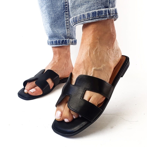 K161 Czarne Klapki z Szerokim Paskiem Ozdobionym Wycięciami Carietta (2).jpg