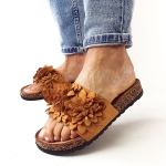 Brązowe Klapki z Profilowaną Podeszwą i Ozdobnymi Kwiatkami Lustilla