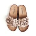 K218 Beżowe Klapki z Profilowaną Podeszwą i Ozdobnymi Kwiatkami Lustilla (1).jpg