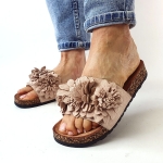 Bżowe Klapki z Profilowaną Podeszwą i Ozdobnymi Kwiatkami Lustilla 