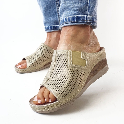 K176 Złote Klapki ze Skórzaną Wkładką na Koturnie z Perforacją Citiliana