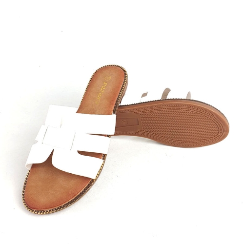 K233 Białe Klapki z Szerokim Paskiem z Wycięciami i Małymi Nitami Halvarisse (1).jpg