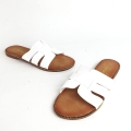 K233 Białe Klapki z Szerokim Paskiem z Wycięciami i Małymi Nitami Halvarisse (2).jpg