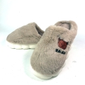 K243 Szare Kapcie z Miękkiego Futerka Ozdobione Haftowaną Naszywką Misia Blomi (3).jpg