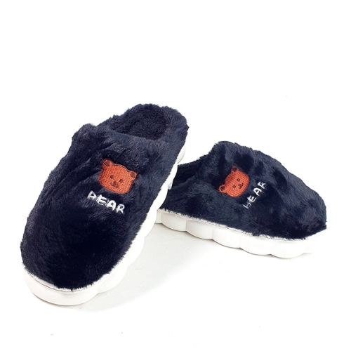 K244 Czarne Kapcie z Miękkiego Futerka Ozdobione Haftowaną Naszywką Misia Blomi (1).jpg