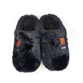 K244 Czarne Kapcie z Miękkiego Futerka Ozdobione Haftowaną Naszywką Misia Blomi (4).jpg