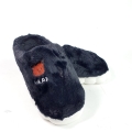 K244 Czarne Kapcie z Miękkiego Futerka Ozdobione Haftowaną Naszywką Misia Blomi (5).jpg