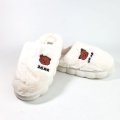 K245 Białe Kapcie z Miękkiego Futerka Ozdobione Haftowaną Naszywką Misia Blomi (1).jpg