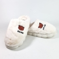 K245 Białe Kapcie z Miękkiego Futerka Ozdobione Haftowaną Naszywką Misia Blomi (2).jpg